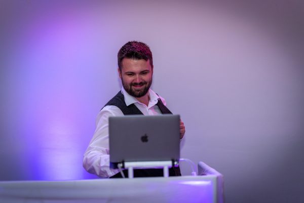 Dein Hochzeits-DJ im Auswärts Göttingen. Von Salzgitter und Braunschweig bis Kassel mit DJ Hendrik feiern.