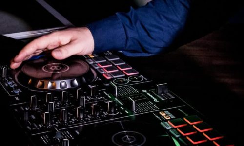 DJ Uslar mit Technik
