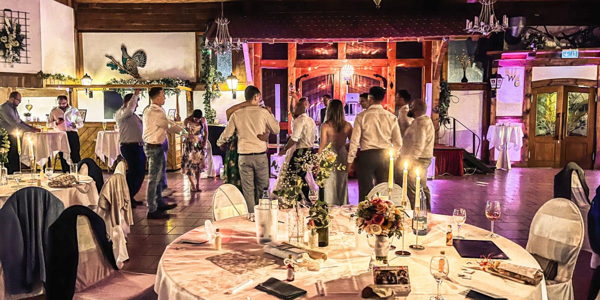 Innenansicht Traupes Tenne bei einer Hochzeit. Hochzeitslocation zwischen Göttingen und Hildesheim