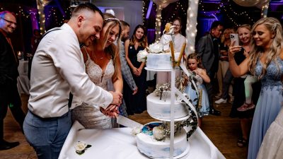 Hochzeitspaar beim Anschnitt der Torte, Hochzeit feiern in Göttingen mit DJ Hendrik.